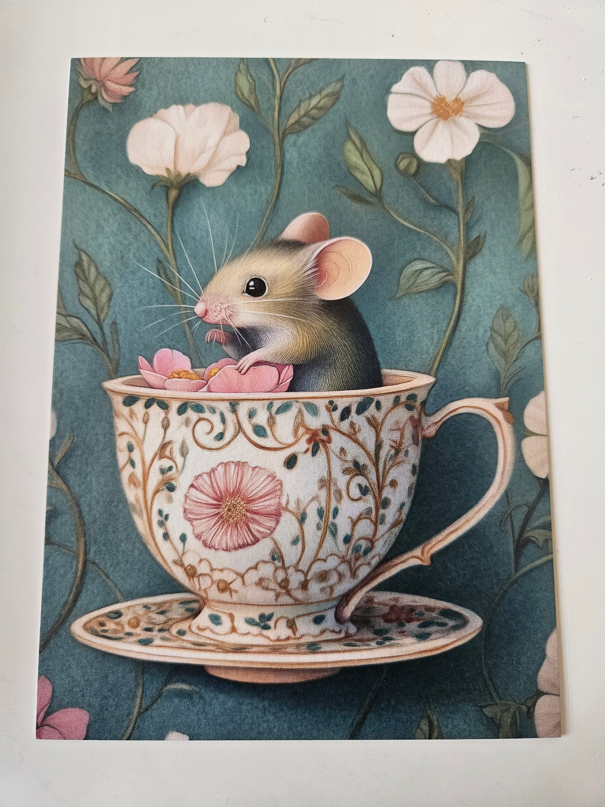 kaart met muis in theekop